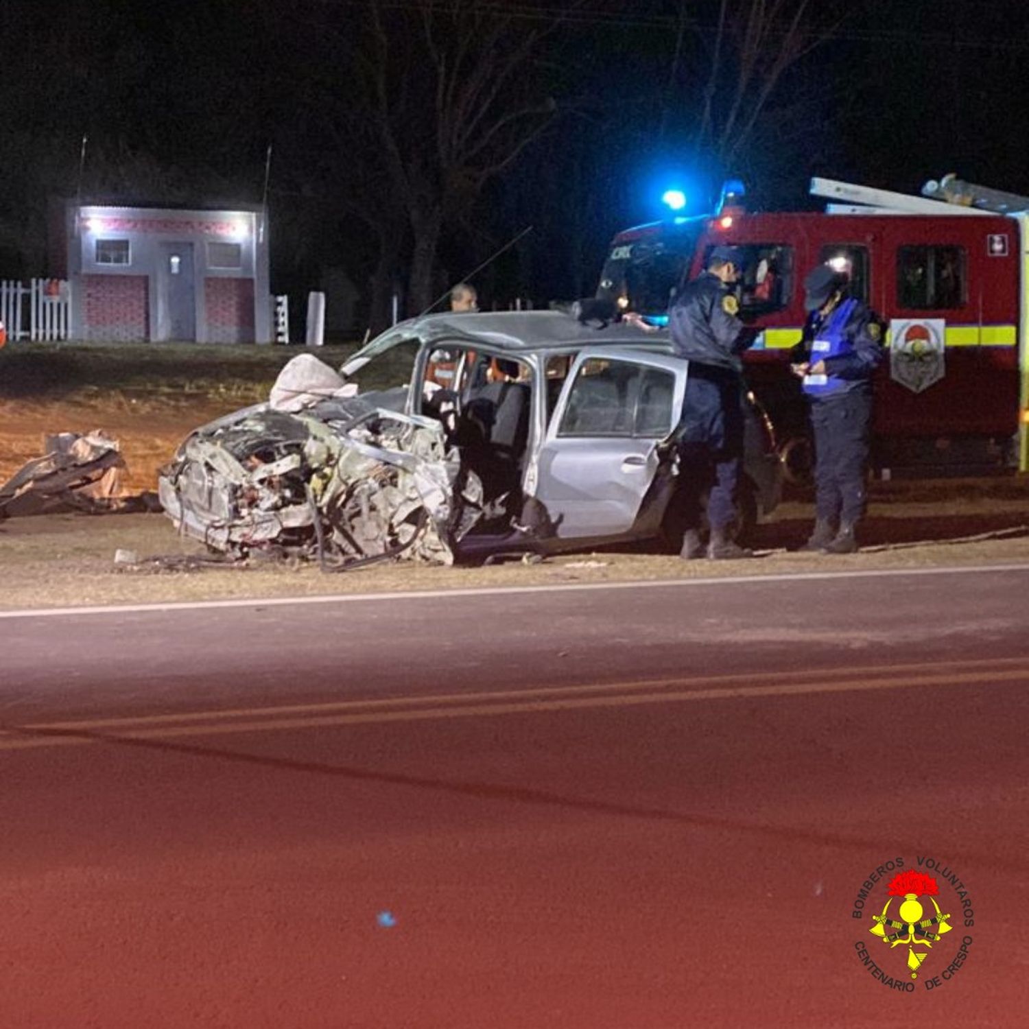 Se cruzó de carril con su automóvil chocando de frente con un camión