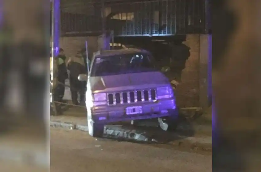 Perdió el control del vehículo y atravesó la pared del colegio La Salle