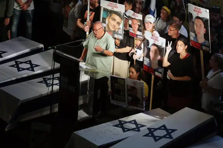 El sindicalista israelí y presidente de Histadrut, Arnon Bar-David (C), de pie entre seis ataúdes simulados, se dirige a miles de manifestantes que apoyan a las familias de los rehenes israelíes retenidos por Hamás en Gaza. EFE/EPA/Abir Sultan