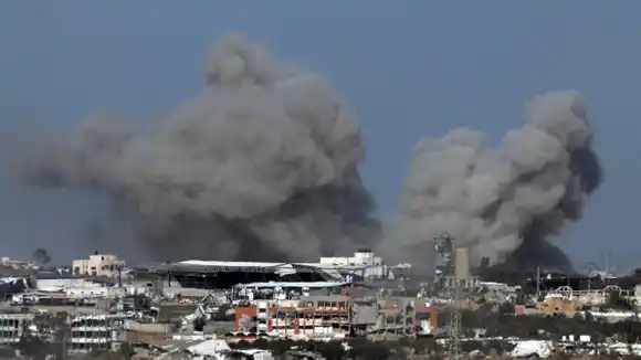 Recrudecen los combates en el sur y centro de Gaza  tras el anuncio del repliegue israelí de otras zonas