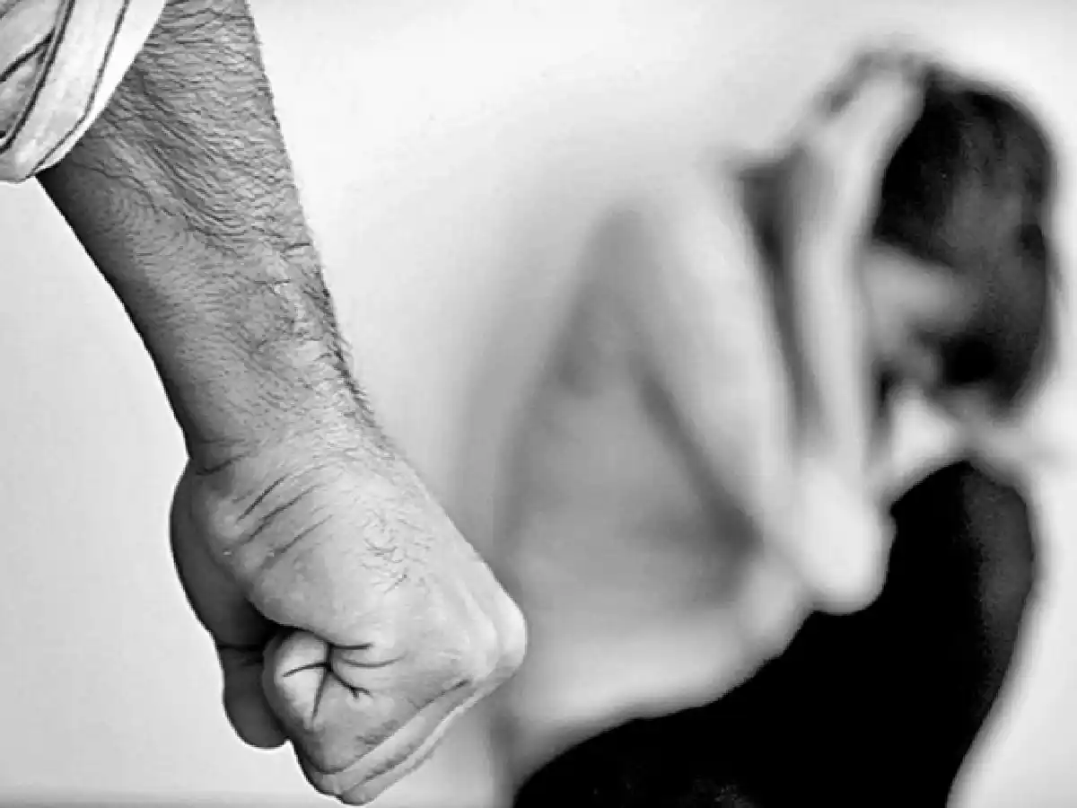 La amenazó con un cuchillo y una escopeta delante de sus hijas