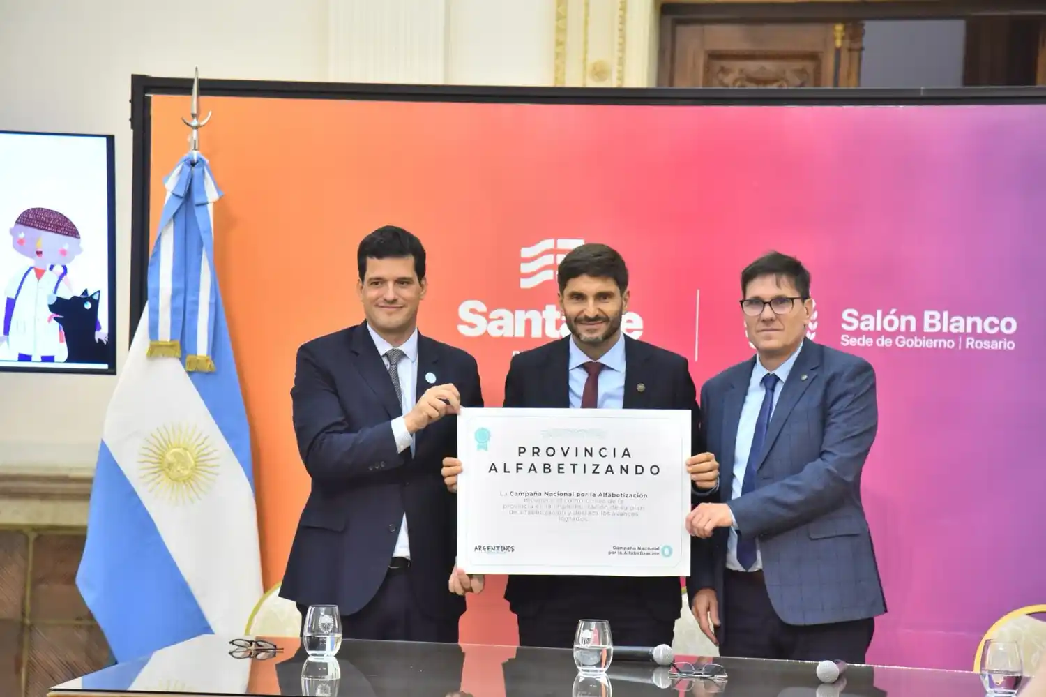 Pullaro y Goity recibieron el reconocimiento en manos del director ejecutivo de Argentinos por la Educación, una de las 200 organizaciones que impulsan la Campaña, Ignacio Ibarzábal.
