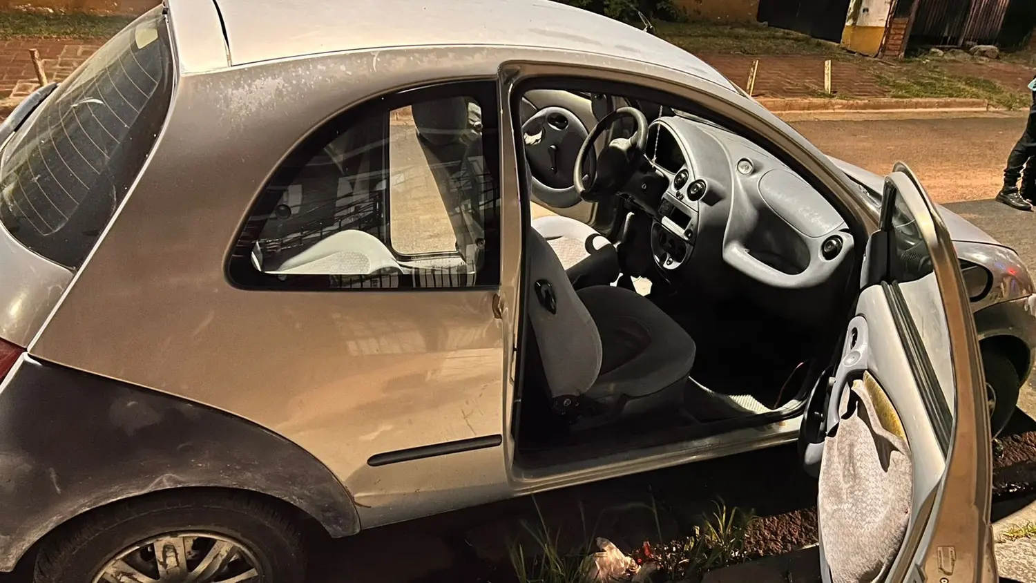 Los sospechosos sustrajeron un equipo de audio del interior del rodado.