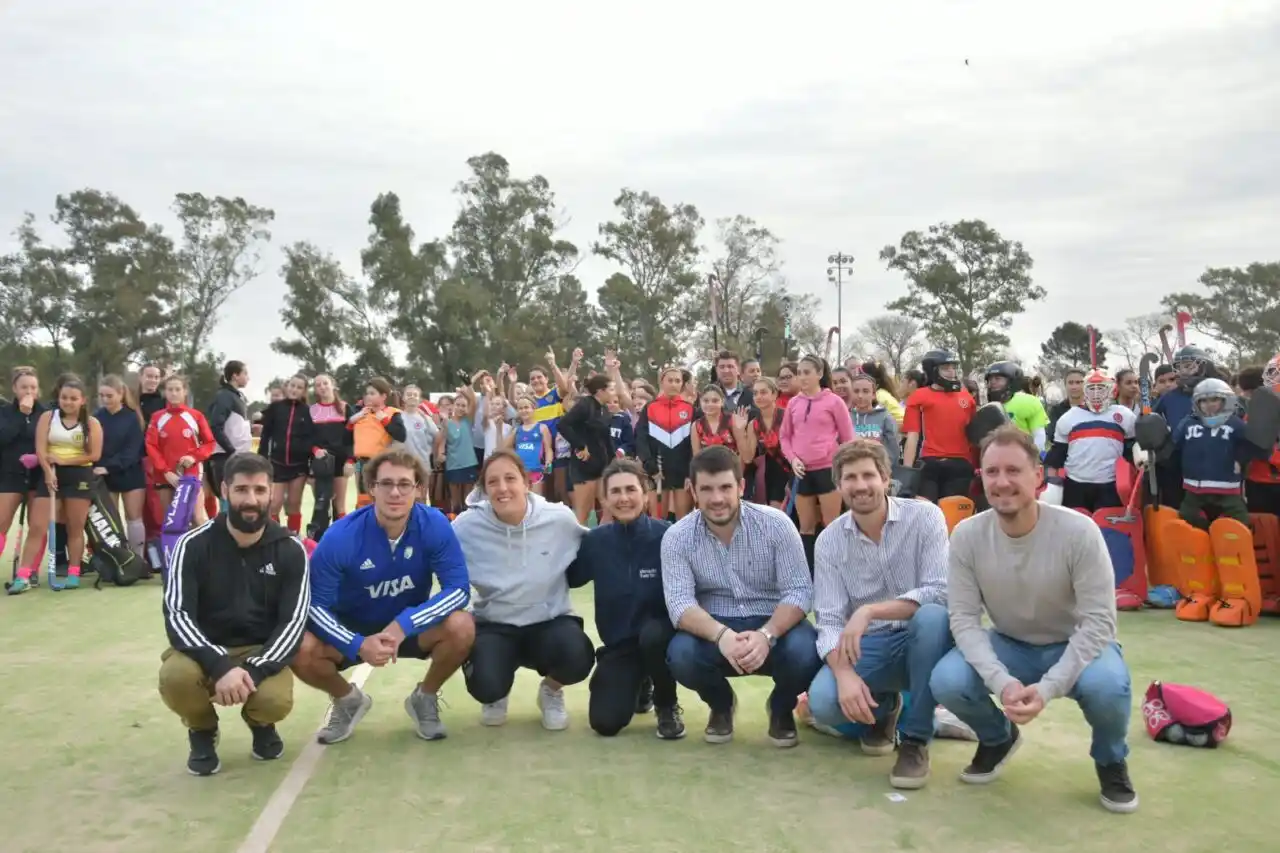 Con una Clínica de hockey se puso en marcha convenio con CABA para el fomento del deporte