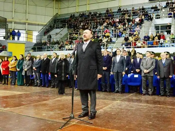 Insfrán encabezó el acto oficial por el Día de la Bandera