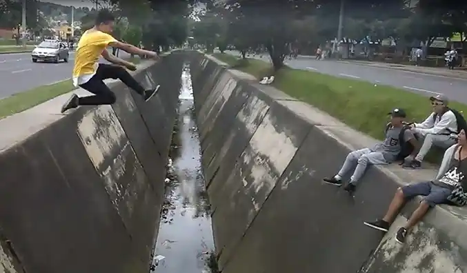 Video viral: el joven que intenta saltar un canal y se da tremendo golpe 