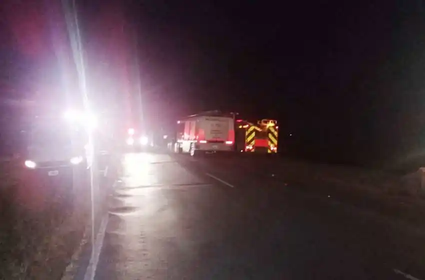 Un camión cisterna volcó 27.000 litros de un líquido peligroso en Roldán