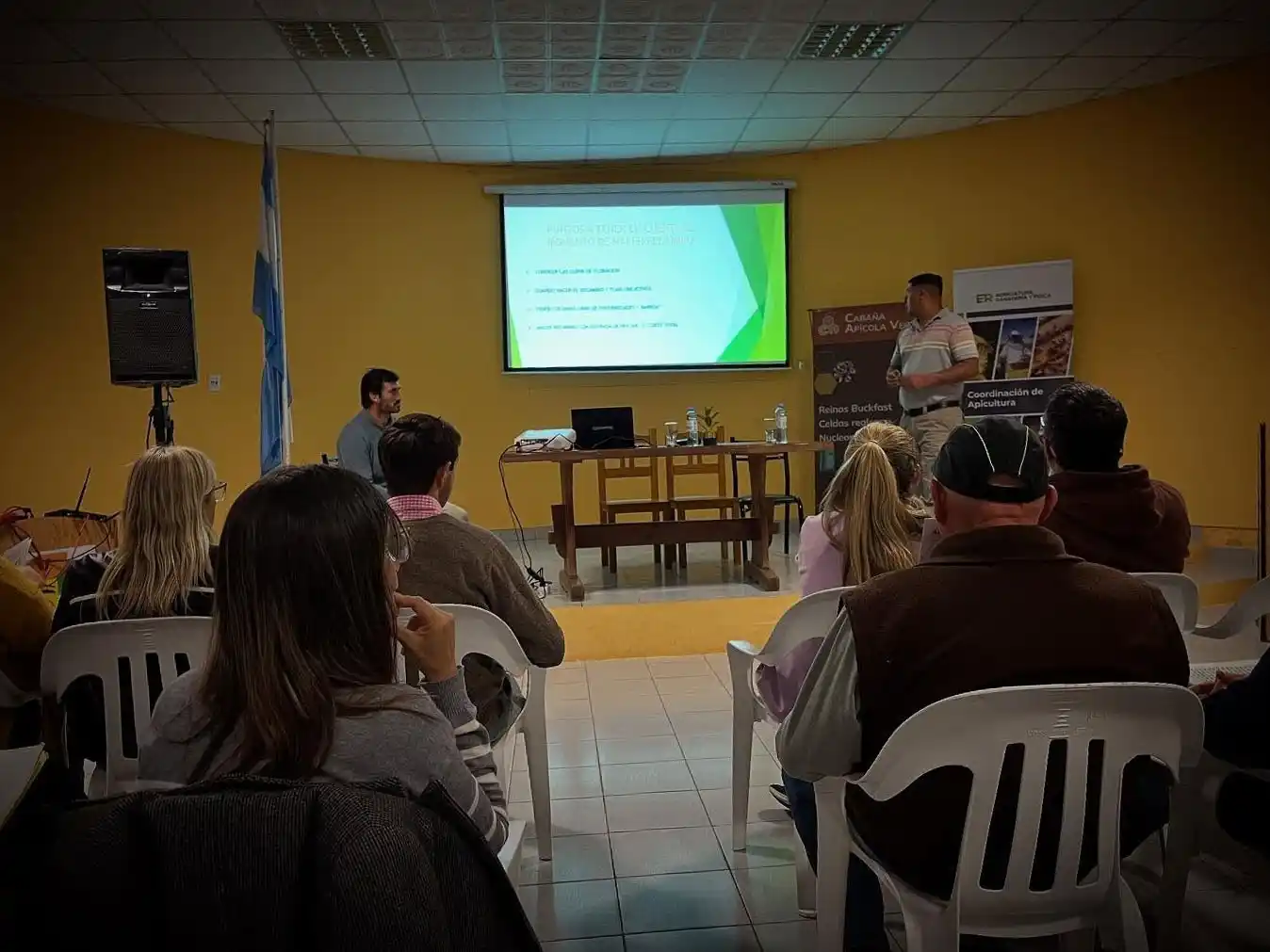 Exitosa charla sobre recambio de reinas y multiplicación en apicultura