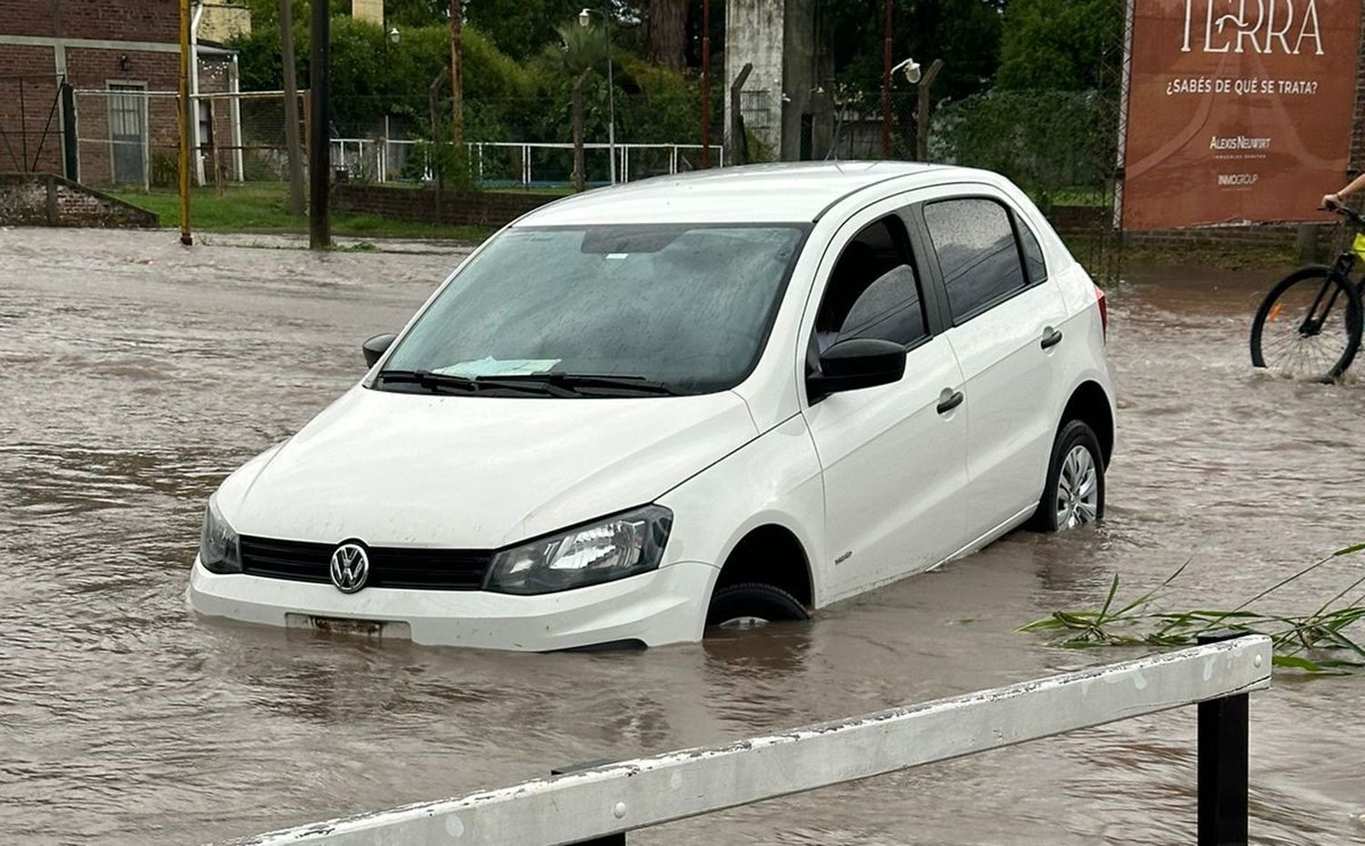 Los bomberos debieron rescatar a dos menores y a una mujer durante la tormenta