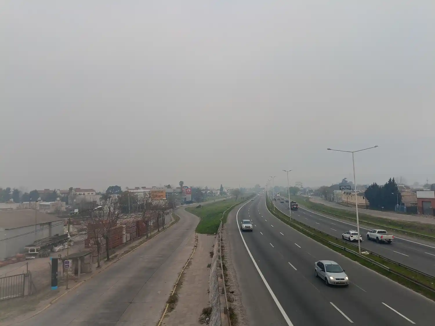 Campana bajo humo: una quema de pastizales cubrió barrios enteros y complicó la visibilidad en la Ruta 9