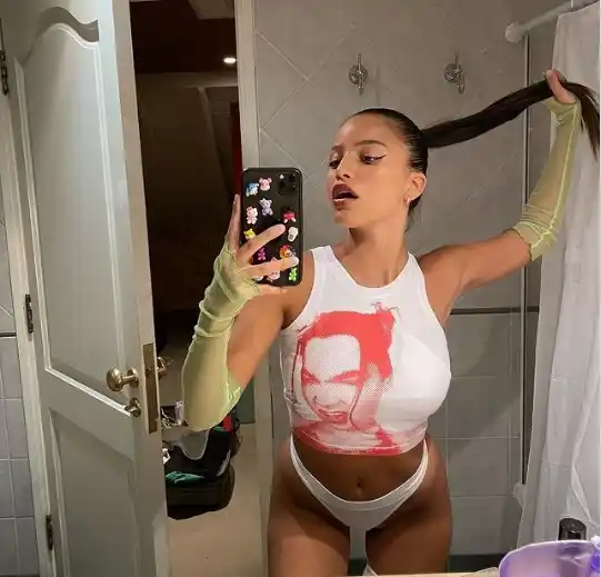 La cantante entrerriana impactó a sus seguidores con fotos frente al espejo