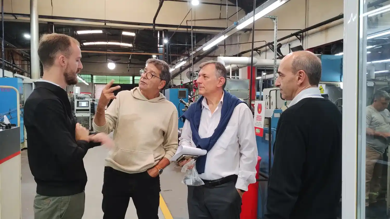 Mayer recorrió la planta de válvulas Basso: “Acá hay un ejemplo de que se sale adelante trabajando”