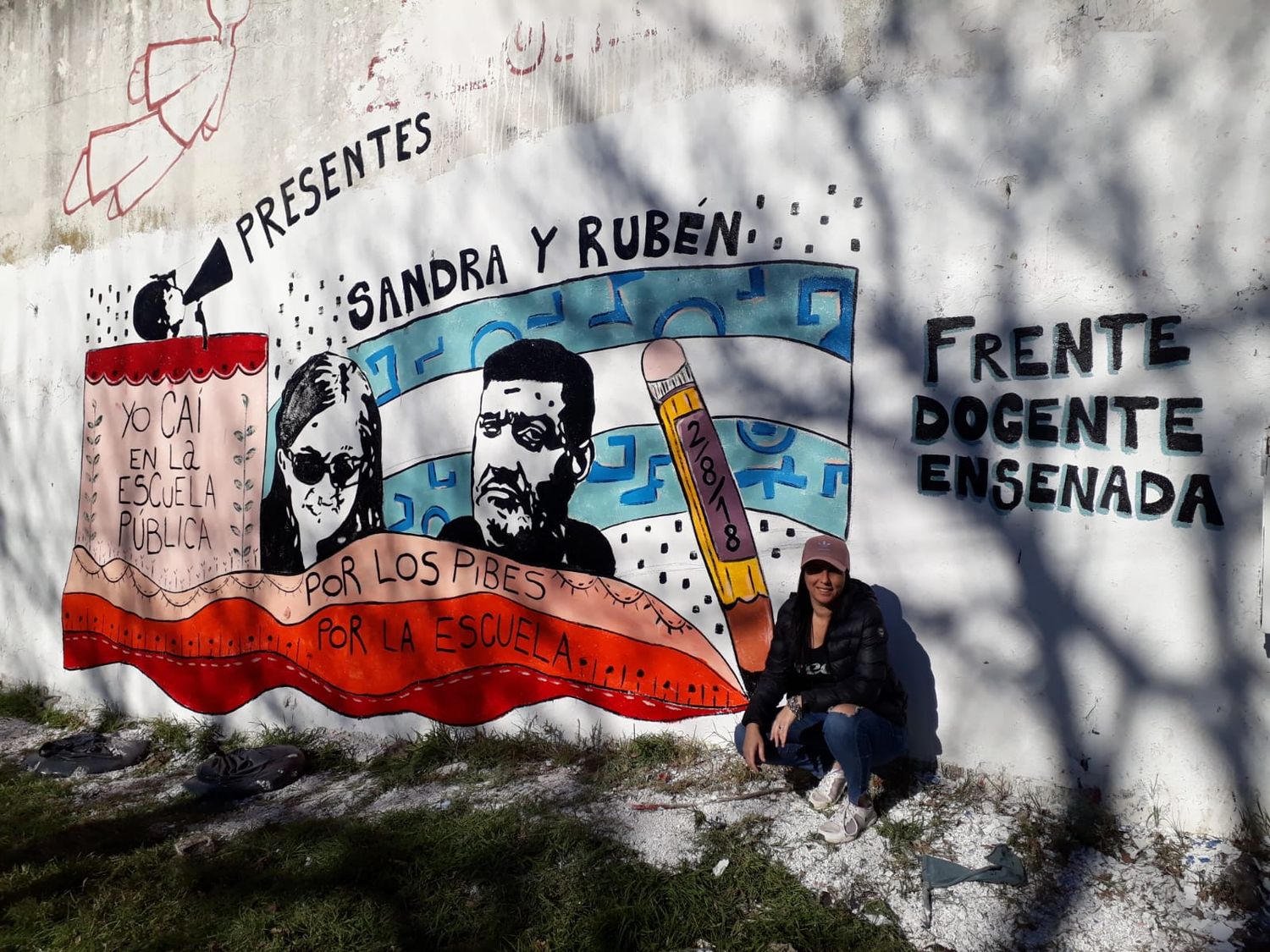 Andrea colaboró con la pintada de un mural en homenaje a Sandra y Rubén.