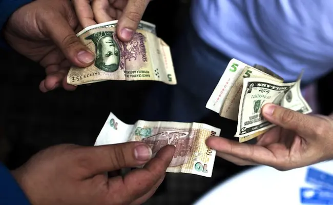 Cotización del dólar: Bajó el blue y el oficial sin cambios