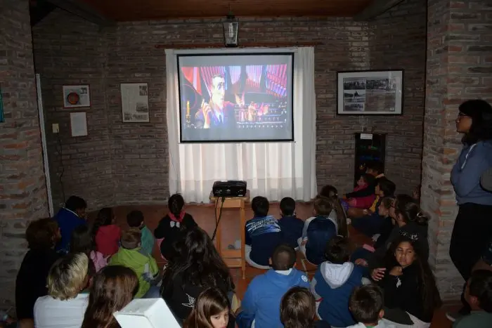 SAN CAYETANO: Cine infantil, pochoclos y risas en el balneario