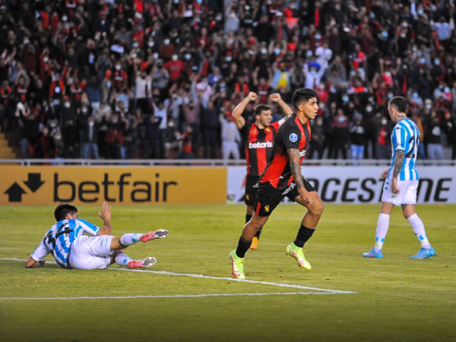 Racing cayó en Arequipa