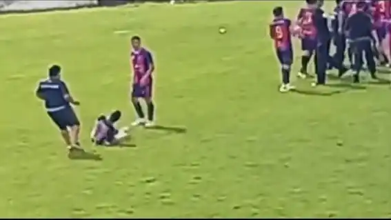 Brutal agresión y escándalo en la Liga de Azul: el video que dividió al pueblo y desató un debate en redes sociales