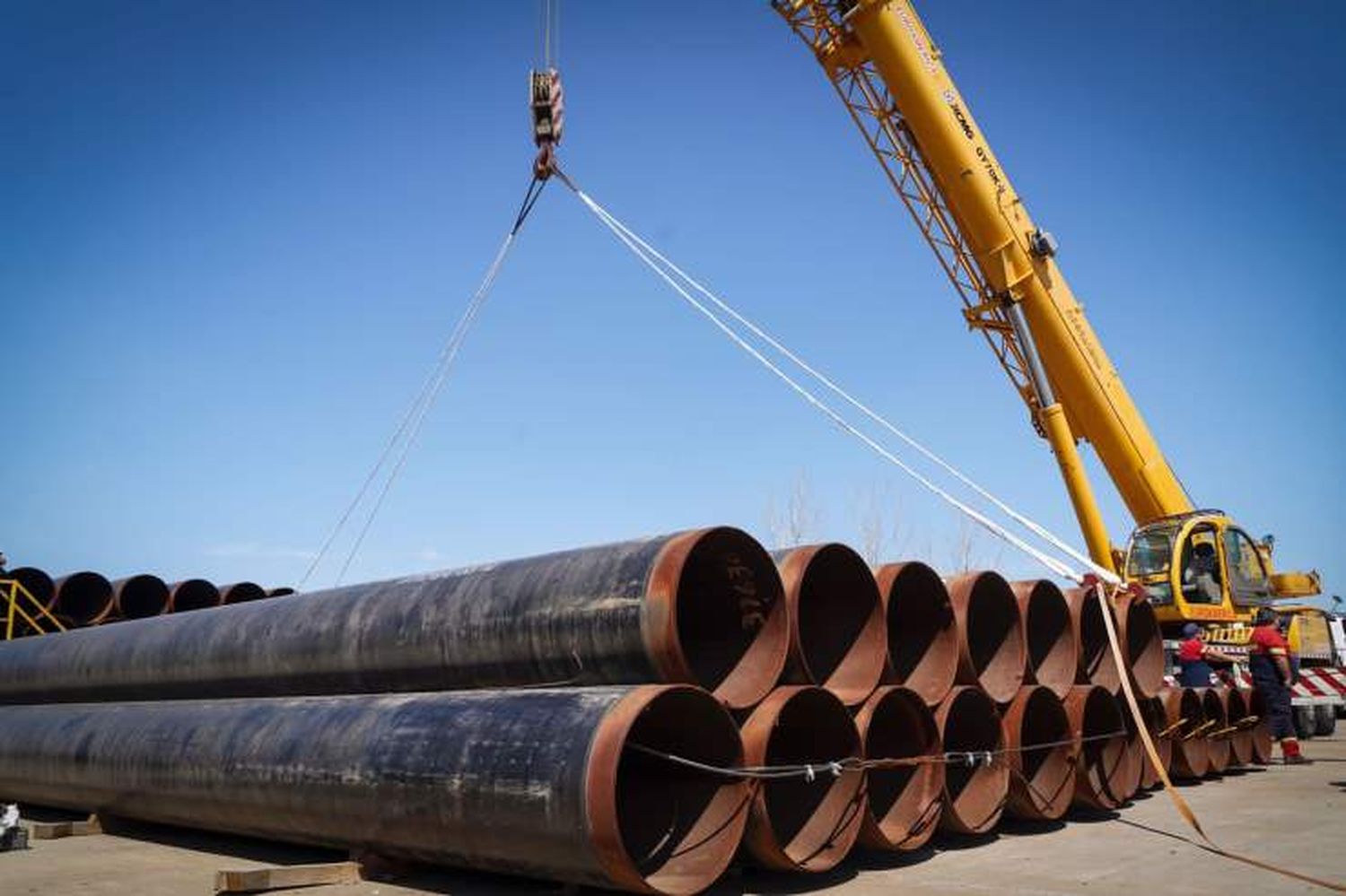 Gasoducto Vaca Muerta - Salliqueló: Comenzó el traslado de los primeros caños desde Campana