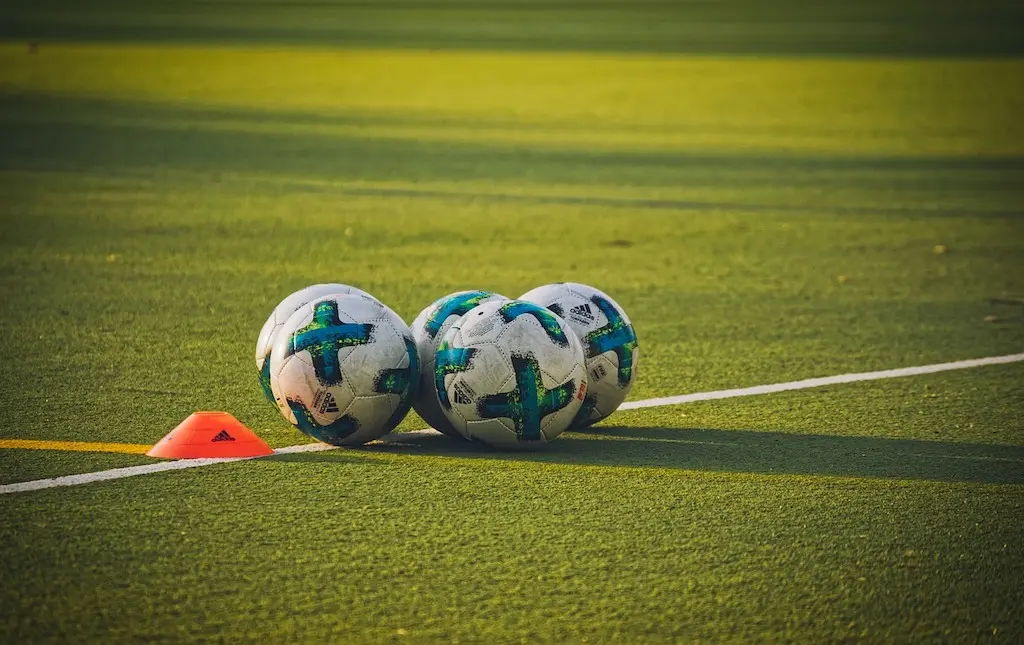 Conmoción: un jugador de fútbol de 27 años murió tras desplomarse en pleno partido en Portugal