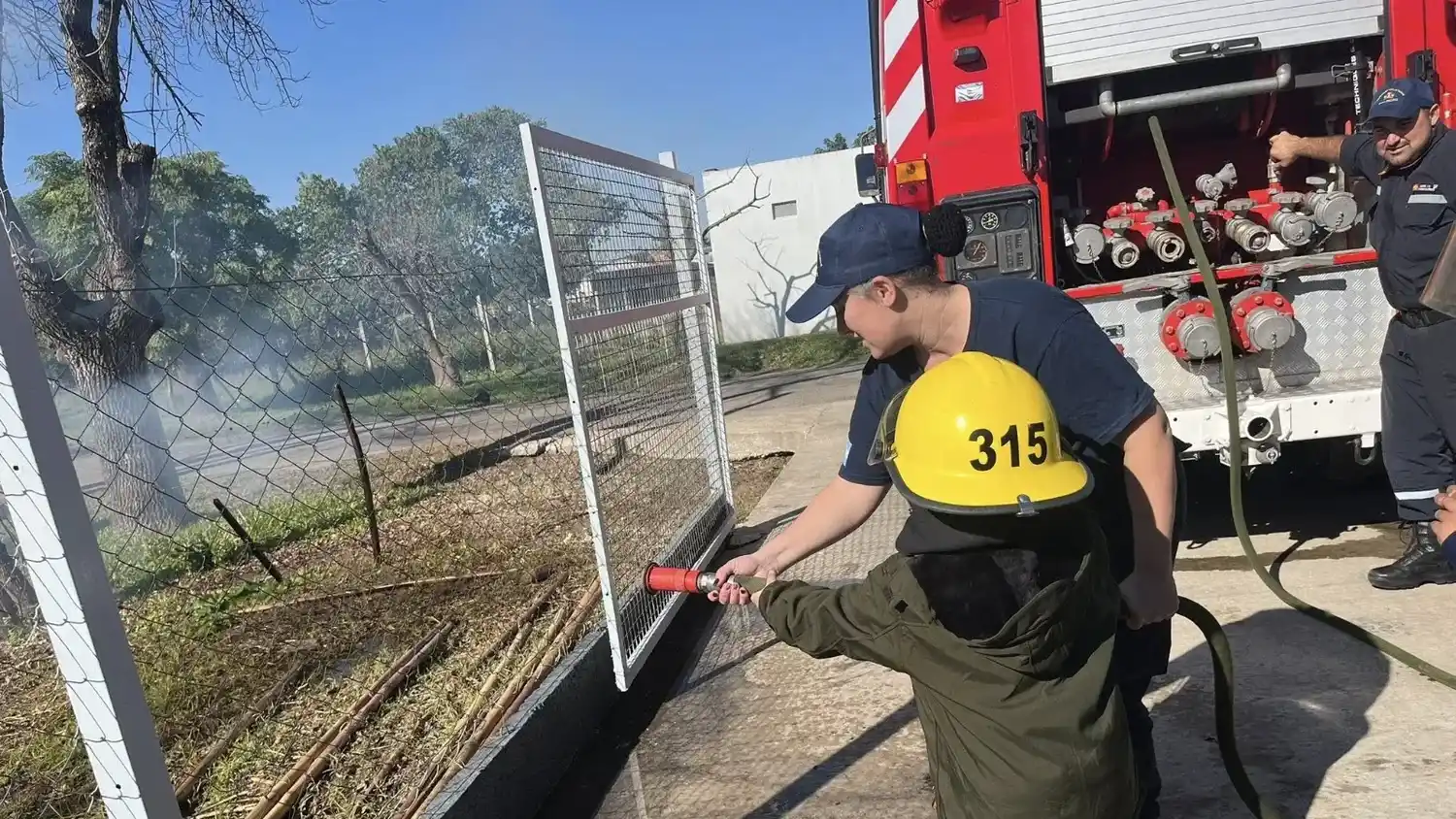 Además de la profunda vocación de servicio, los Bomberos de Gobernador Castro asumen un fuerte compromiso con la sociedad.