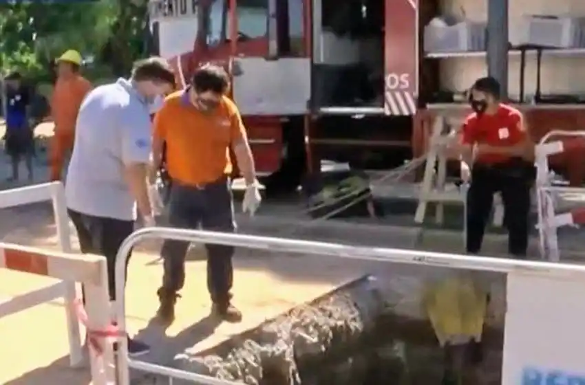 Video: un obrero cayó en un pozo profundo en zona sur y debió ser rescatado