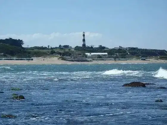 La bajante dejó al descubierto la Restinga del Faro y crece la advertencia por el peligro de acercarse