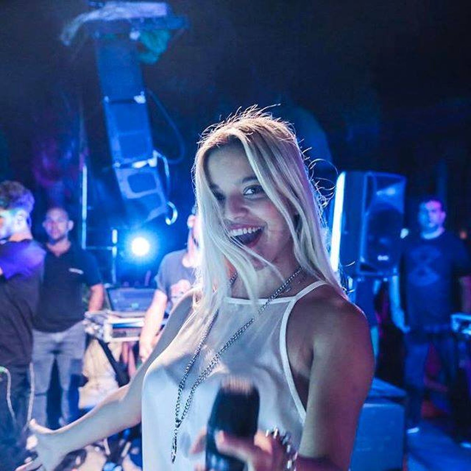 Emi Mernes junto a Rombai se presentó en Nogoyá