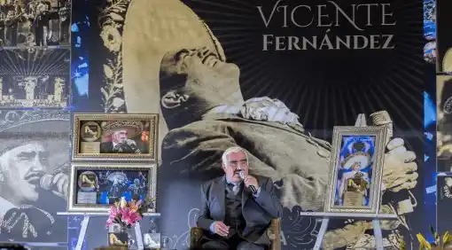 El cantante Vicente Fernández presentaba sus discos. Foto AFP