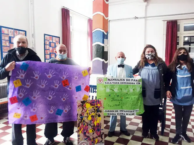 Un proyecto donde la paz forja vínculos entre niños y personas de tercera edad