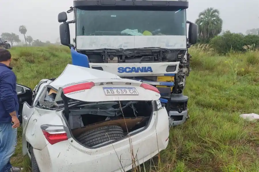 Dos muertos tras fuerte choque entre un camión y un auto sobre Ruta 11