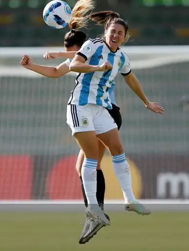 Núñez, en el juego aéreo durante Argentina-Uruguay.