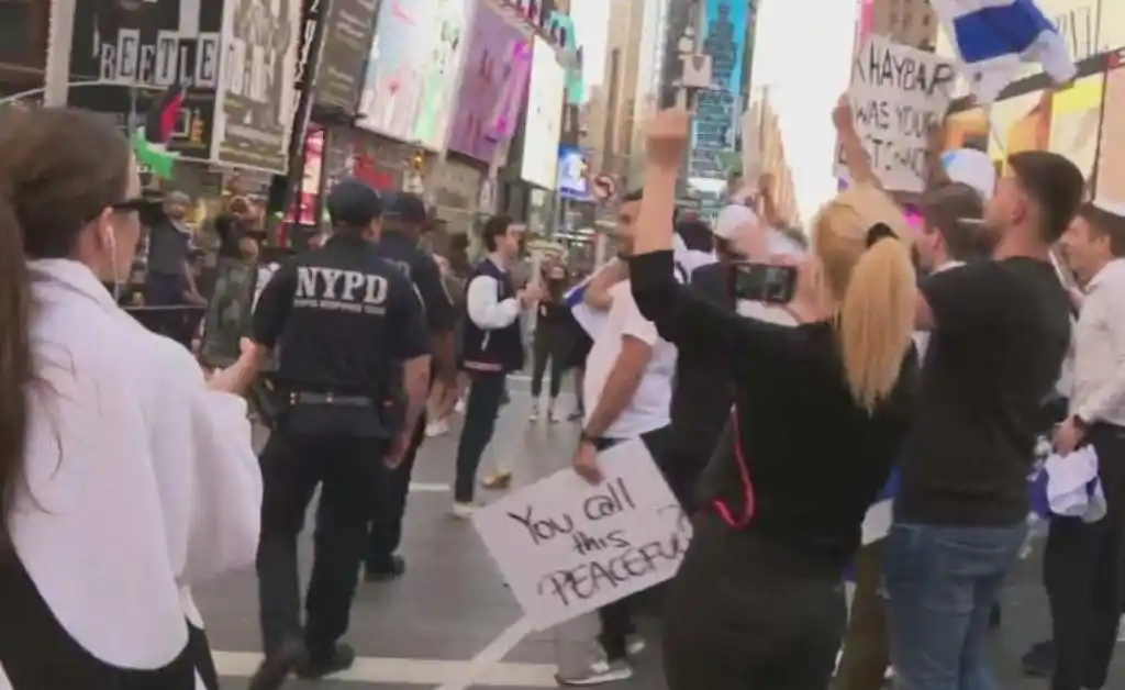 Manifestantes pro-Palestina y pro-Israel chocan en el Times Square