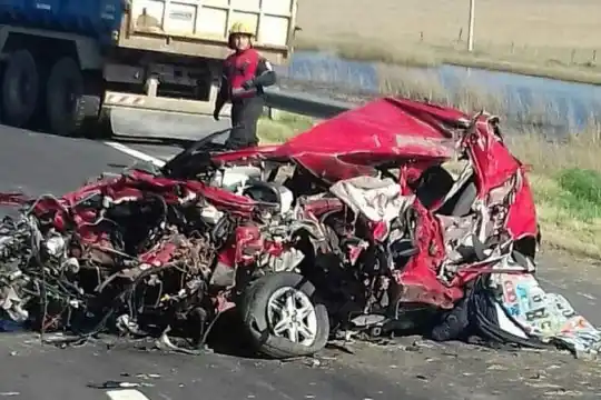 Cuatro muertos en la Ruta 3 tras un choque entre dos camiones y un auto