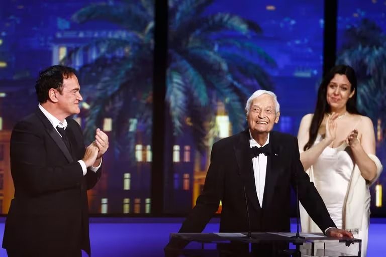 El director Quentin Tarantino aplaude al cineasta Roger Corman durante la ceremonia de clausura del 76º Festival de Cannes, en Francia.