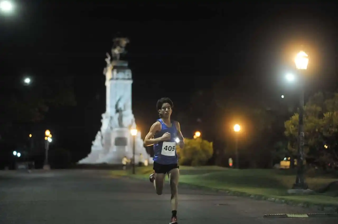 La Carrera Nocturna Ciudad de Paraná convocó a miles de personas