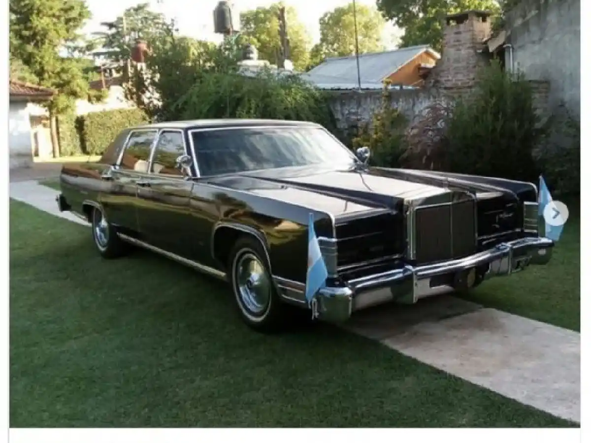 Pusieron en venta el Ford Lincoln Continental que usó Raúl Alfonsín