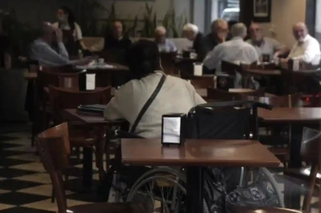 Una jubilada en silla de ruedas fue abandonada por su hijo en un bar de Rosario