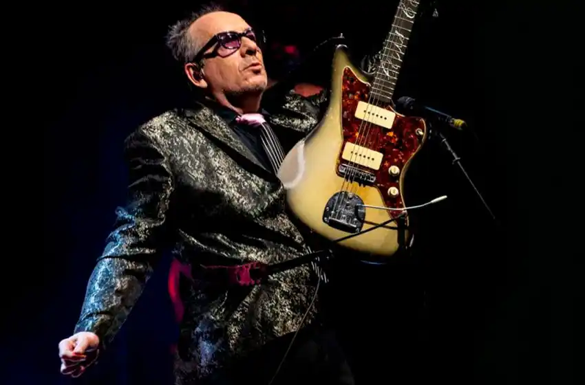 Elvis Costello anunció el nuevo álbum "Hey Clockface" y compartió adelantos
