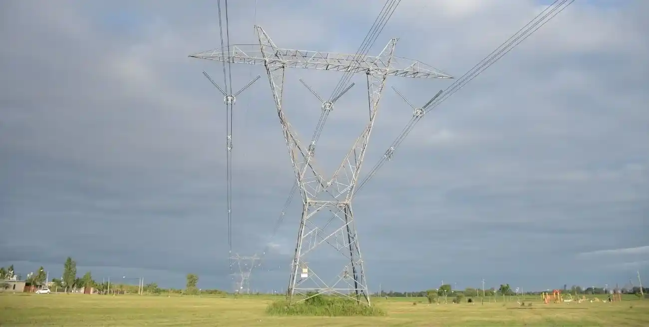 Se recurre a un "parche" frente a los graves déficits en el sistema nacional de transporte de energía por líneas de alta tensión. No es la solución de fondo pero puede colaborar ante los picos de demanda. Crédito: Manuel Fabatia.