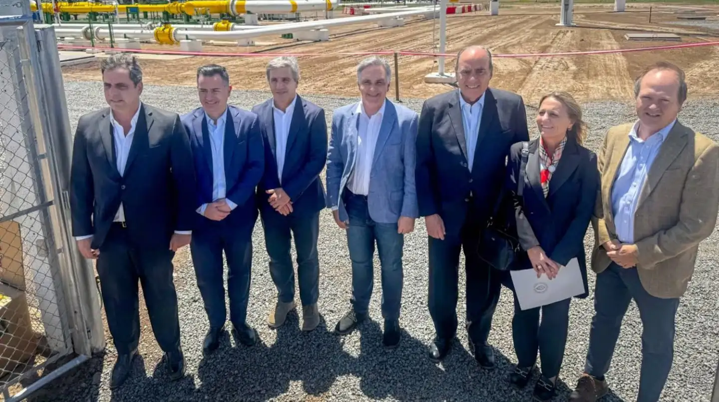 El jefe de Gabinete, Guillermo Francos, junto a funcionarios en la inauguración de la Reversión del Gasoducto Norte en Córdoba.