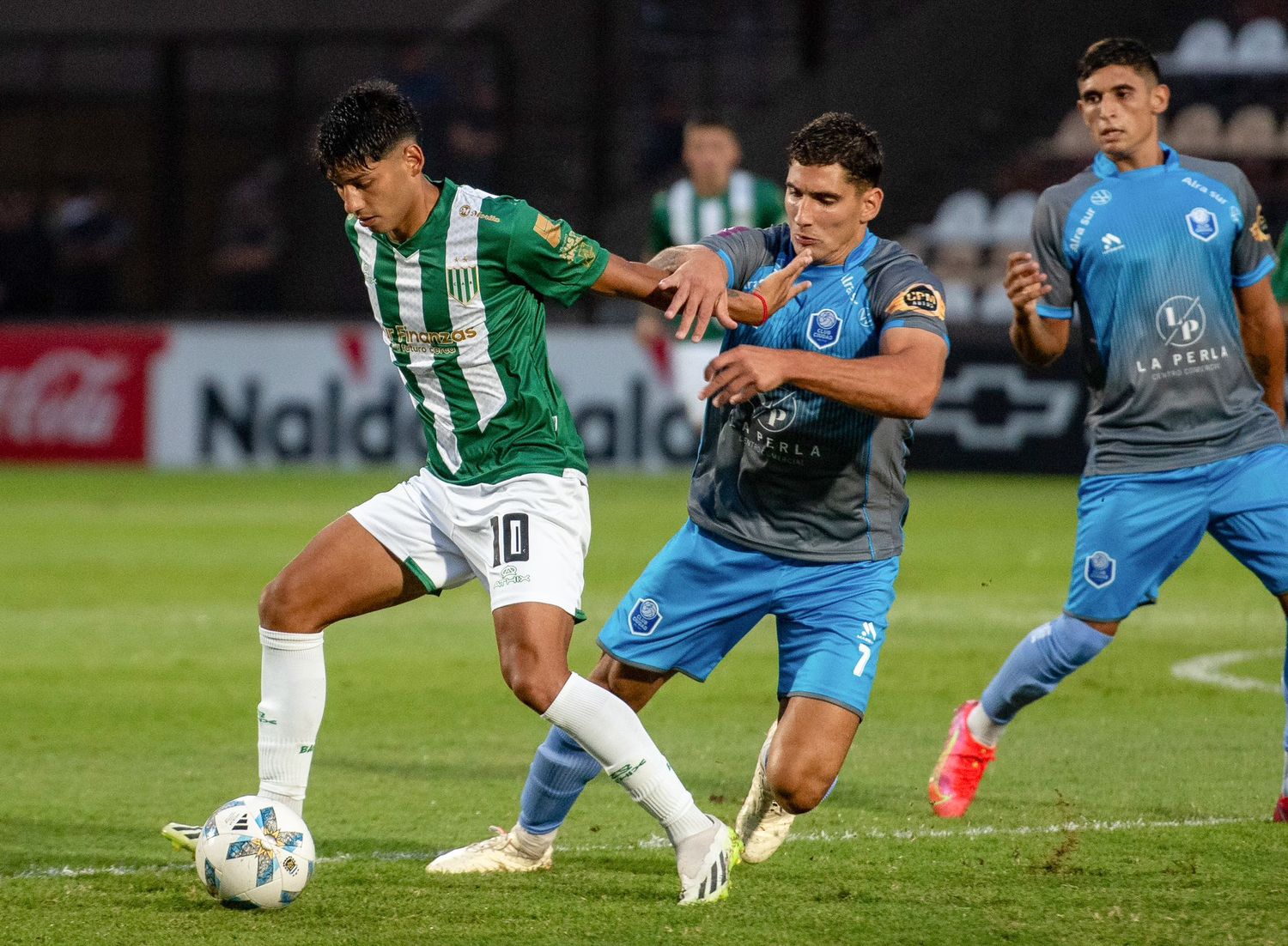 El tandilense González protege la pelota que mandó dos veces a la red.