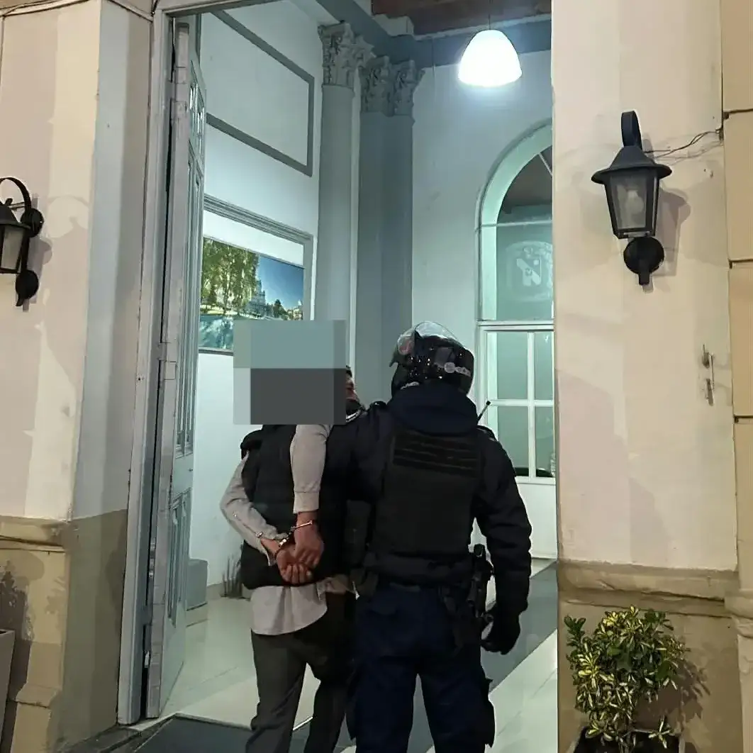 Iba con una moto de tiro y tenía que estar cumpliendo arresto domiciliario