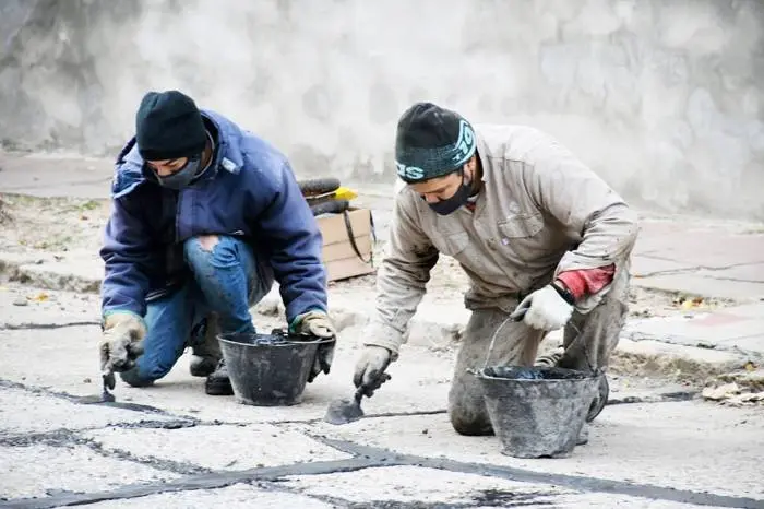 Continúan los trabajos de  mejora de la traza vial: bacheo, sellado de juntas y enripiado