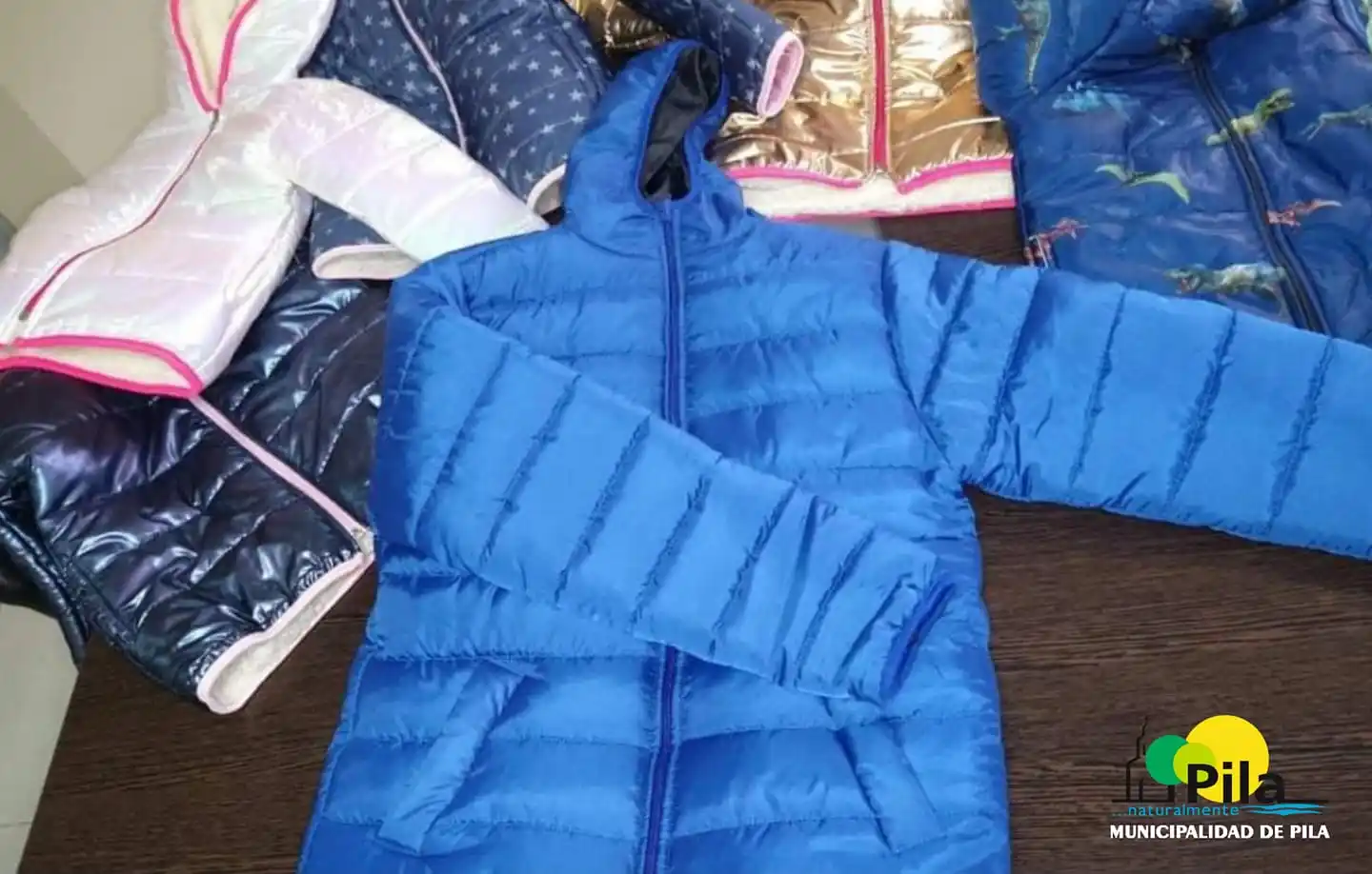 Mi abrigo en Pila: alumnos del plan fines y primaria adultos recibirán la campera