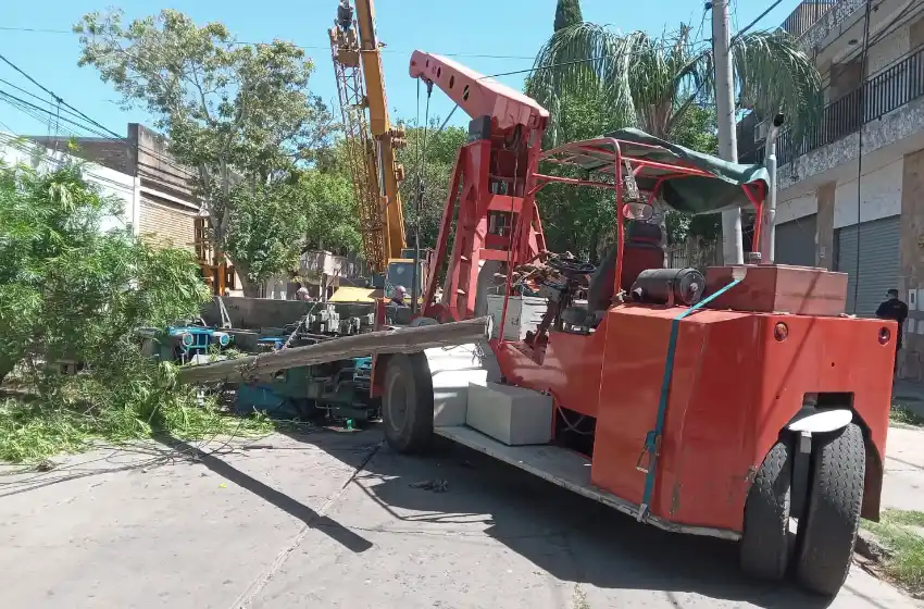 Una operaria sufrió un grave accidente cuando un poste se le cayó encima en zona sur