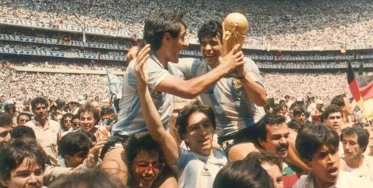 Diego Maradona llevado en andas por Roberto Cejas. Pedro Pasculli con Gustavo Ripke