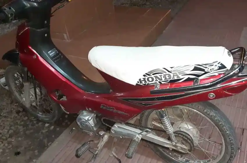 Rompió la cuarentena para pasear en una moto robada por Constitución