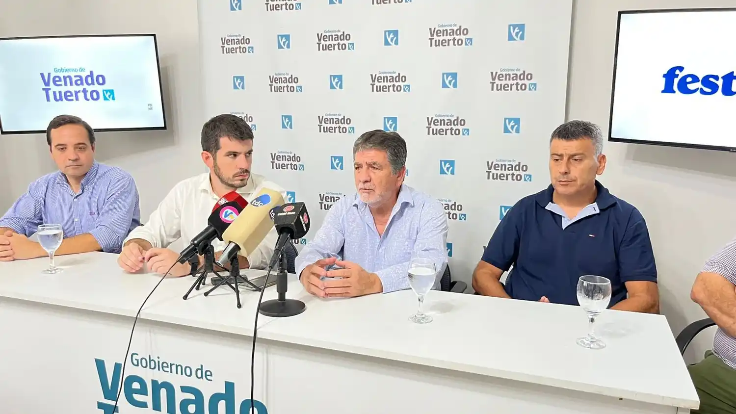 Conferencia conjunto con el intendente municipal, Jesús Monzón y Juan Arigoni.