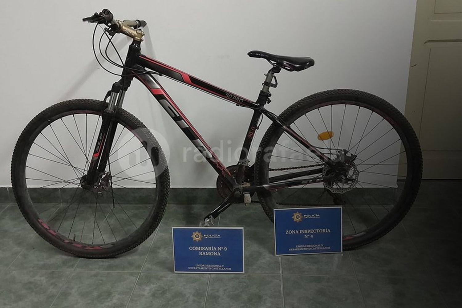 Dejó una bici apoyada en un cordón, entró a trabajar y, cuando salió, ya no estaba