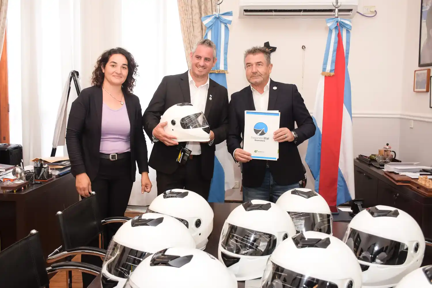 Carbó y Larroque recibieron cascos para prevención y seguridad vial